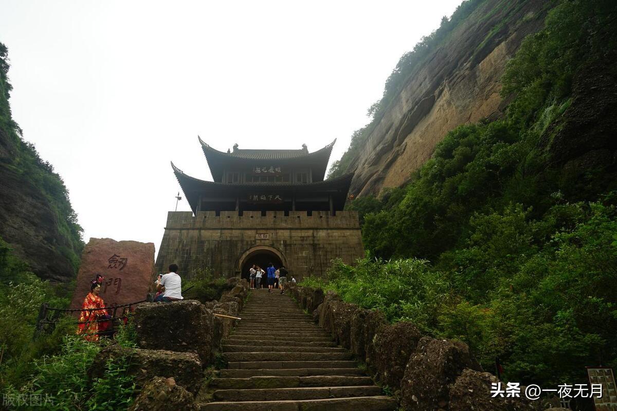 开国何茫然的上一句(李白诗中的