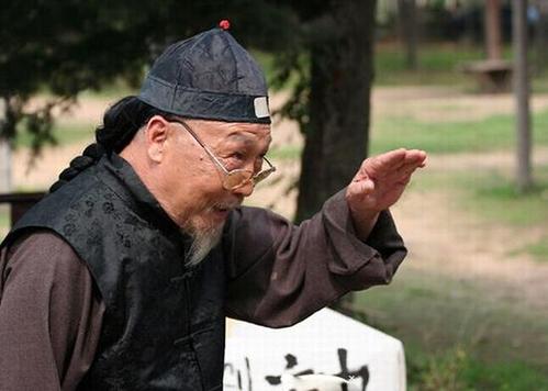 青岛算命准的老先生